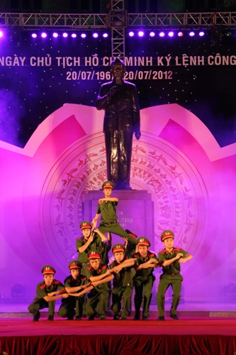 Những nghệ sỹ mang niềm tự hào được khoác trên mình trang phục  người chiến sỹ CSND thể hiện bài múa “ Chiến công thầm lặng”
